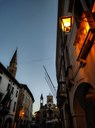 Luci e ombre nel tramonto delle vie del centro Foto di Mariagrazia Fabbro @merifabbro (07/11/2022)